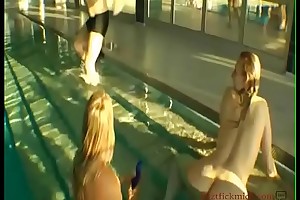 3 deutsche MILFs im ö_ffentlichen Schwimmbad - jetztfickmich xxx fuck video 