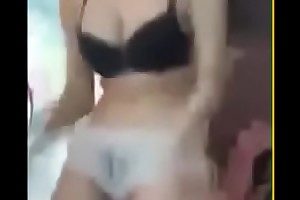 Chica bailando semi desnuda porn