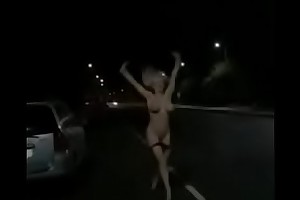 Tettona bonda esibizionista nuda per strada - porn video solopornoitaliani.xxx