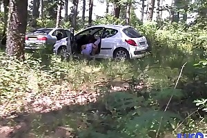 Leeloo baise un voyeur dans les bois herd son mari candauliste [Full Video]