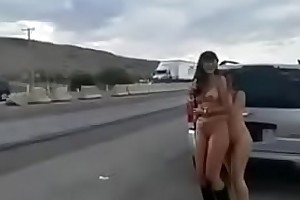 putitas mexicanas exhibiendose en carretera