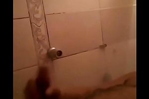 homem gostoso batendo punheta no banho