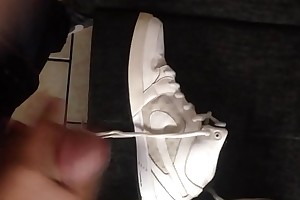 Cum on my Nike / Gozando no meu Nike branco