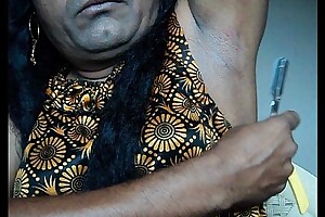 Indian girl scurf armpits hair by straight razor..AVI