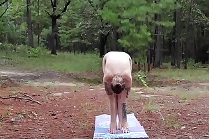 Milf tetona realiza yoga al aire libre.