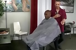 Barbeiro comendo o cu do negã_o