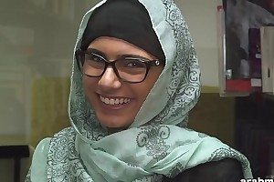 Mia khalifa takes off hijab and clothes in bookwork (mk13825)