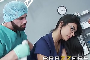 Doctors incident - (shazia sahari) - doctor pounds be fond of dimension patient is inspirited - brazzers