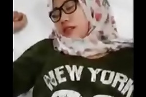 Jilbab cantik nyepong di motel sama selingkuhan
